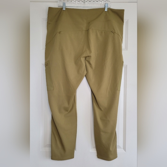 Athleta Headlands Hybrid Cargo Tight in Olive Green - Size 24 - Picture 3 of 12